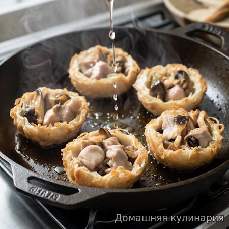 Гнезда с курицей и грибами на сковороде