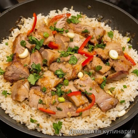 Свинина с рисом на сковороде